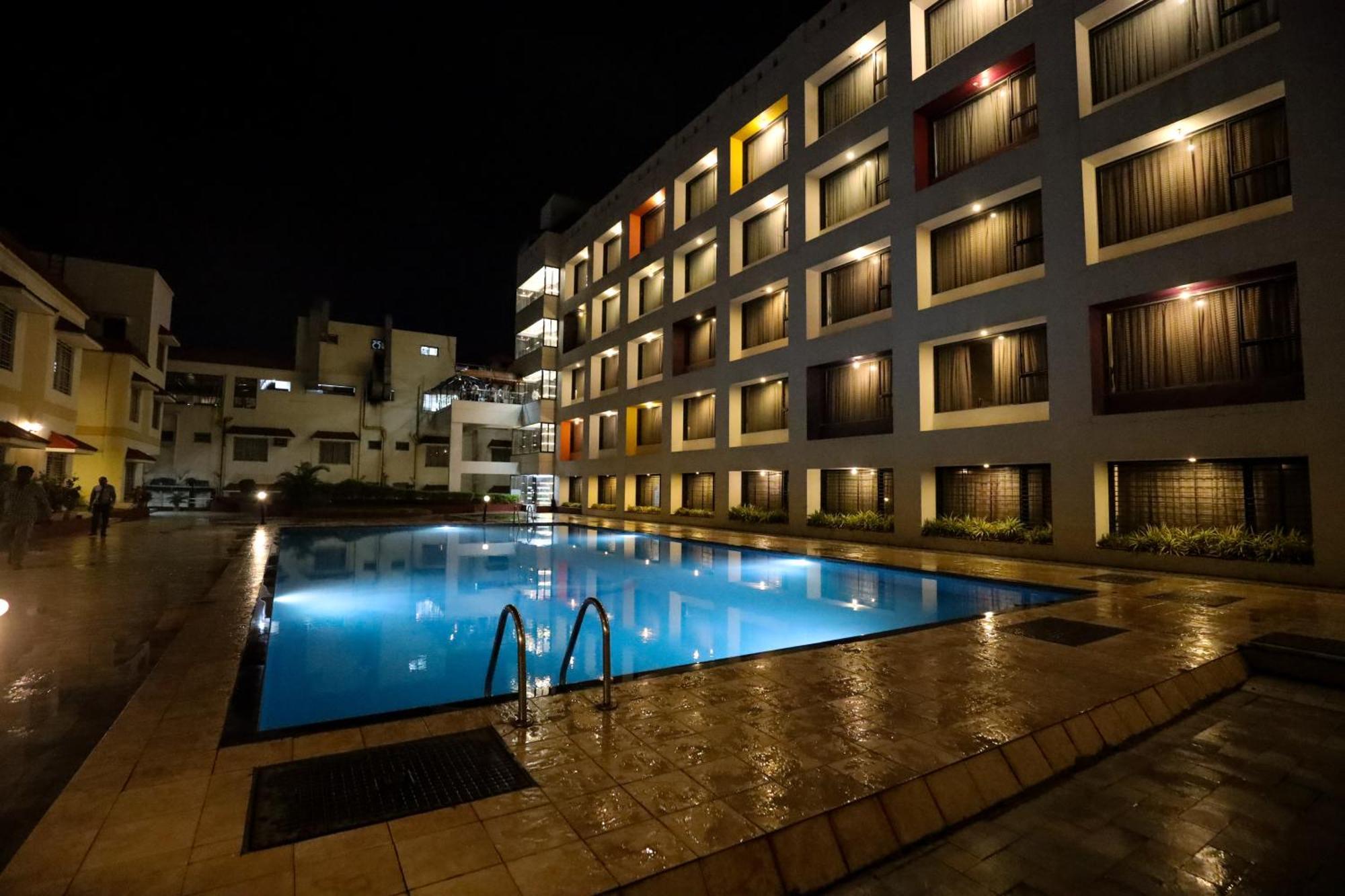 Hotel Atithi, Aurangabad Buitenkant foto