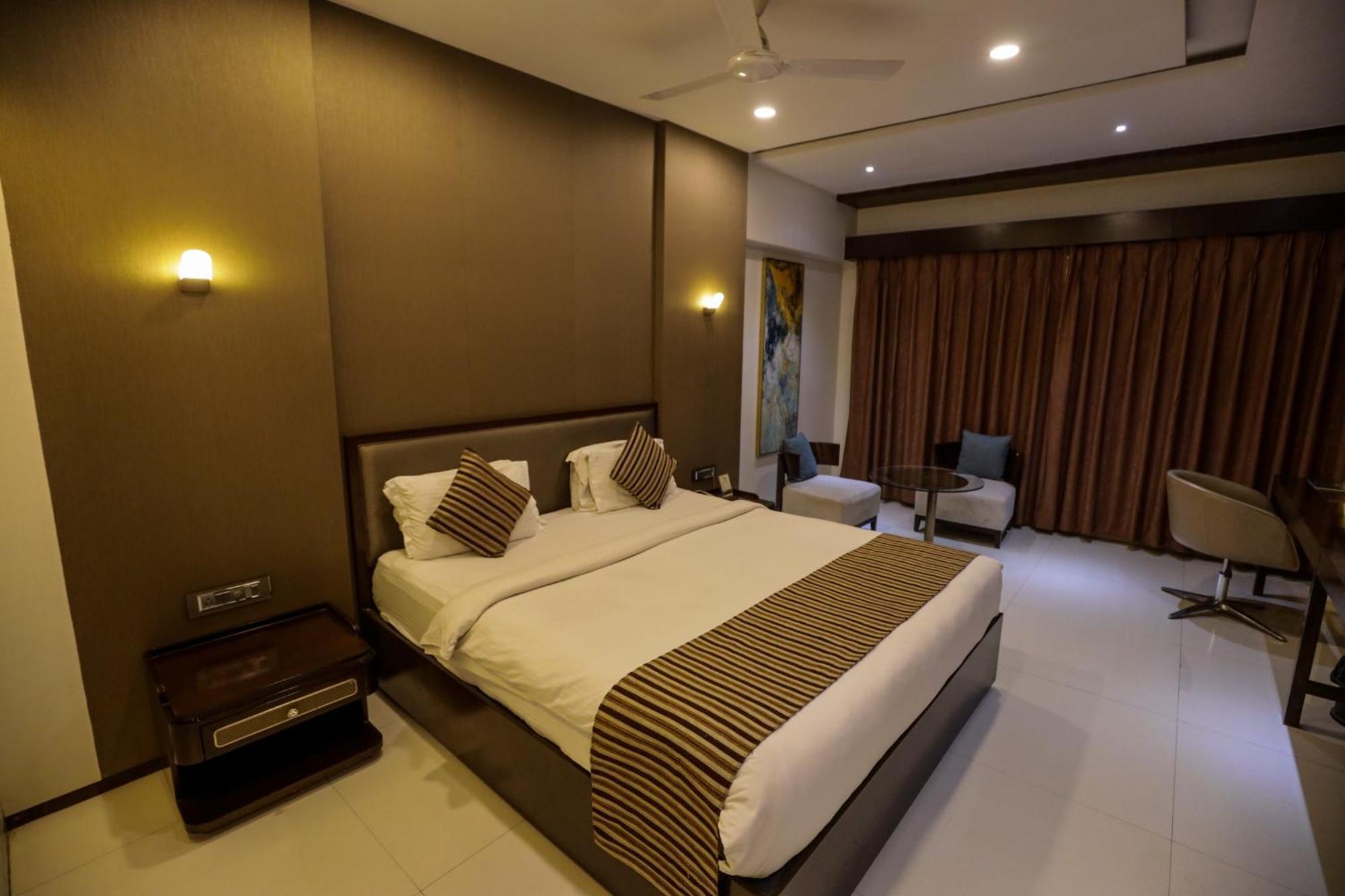Hotel Atithi, Aurangabad Buitenkant foto
