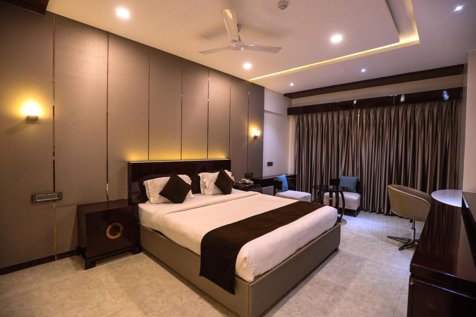 Hotel Atithi, Aurangabad Buitenkant foto