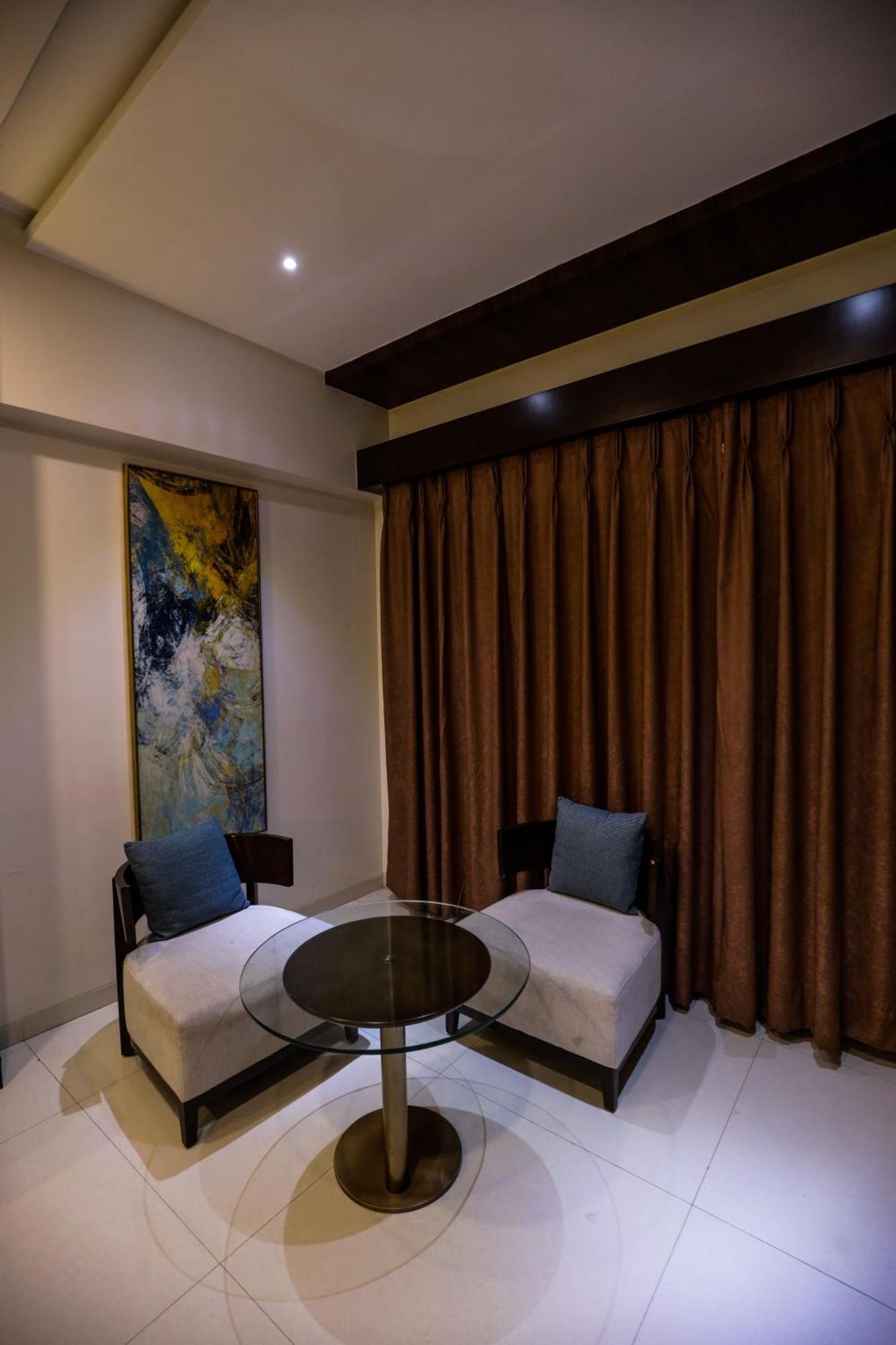 Hotel Atithi, Aurangabad Buitenkant foto