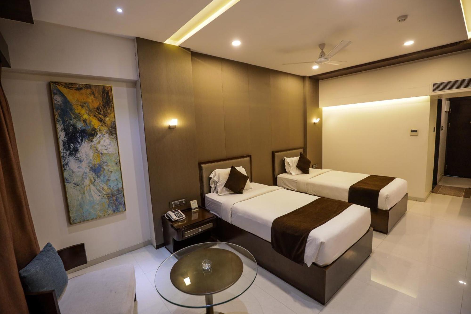 Hotel Atithi, Aurangabad Buitenkant foto