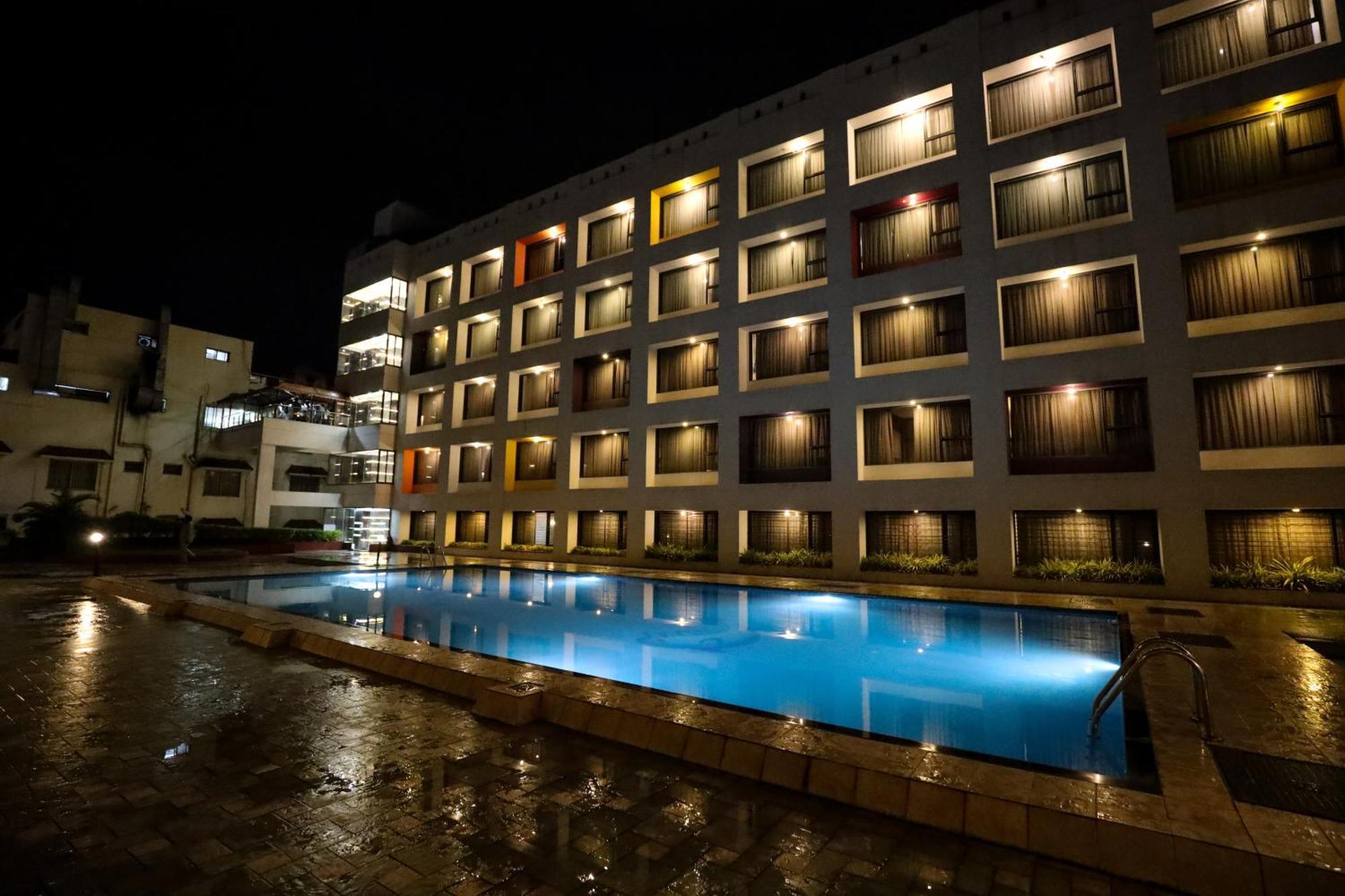 Hotel Atithi, Aurangabad Buitenkant foto
