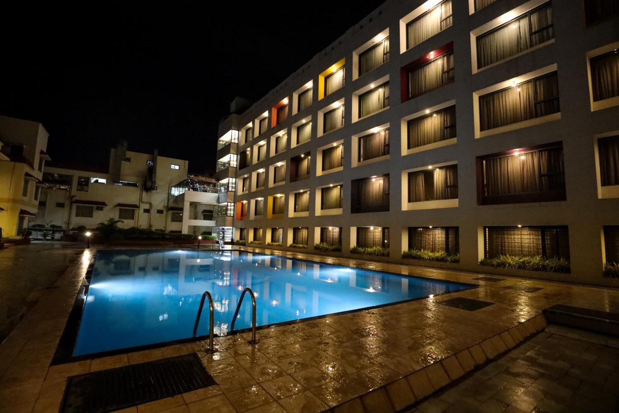 Hotel Atithi, Aurangabad Buitenkant foto