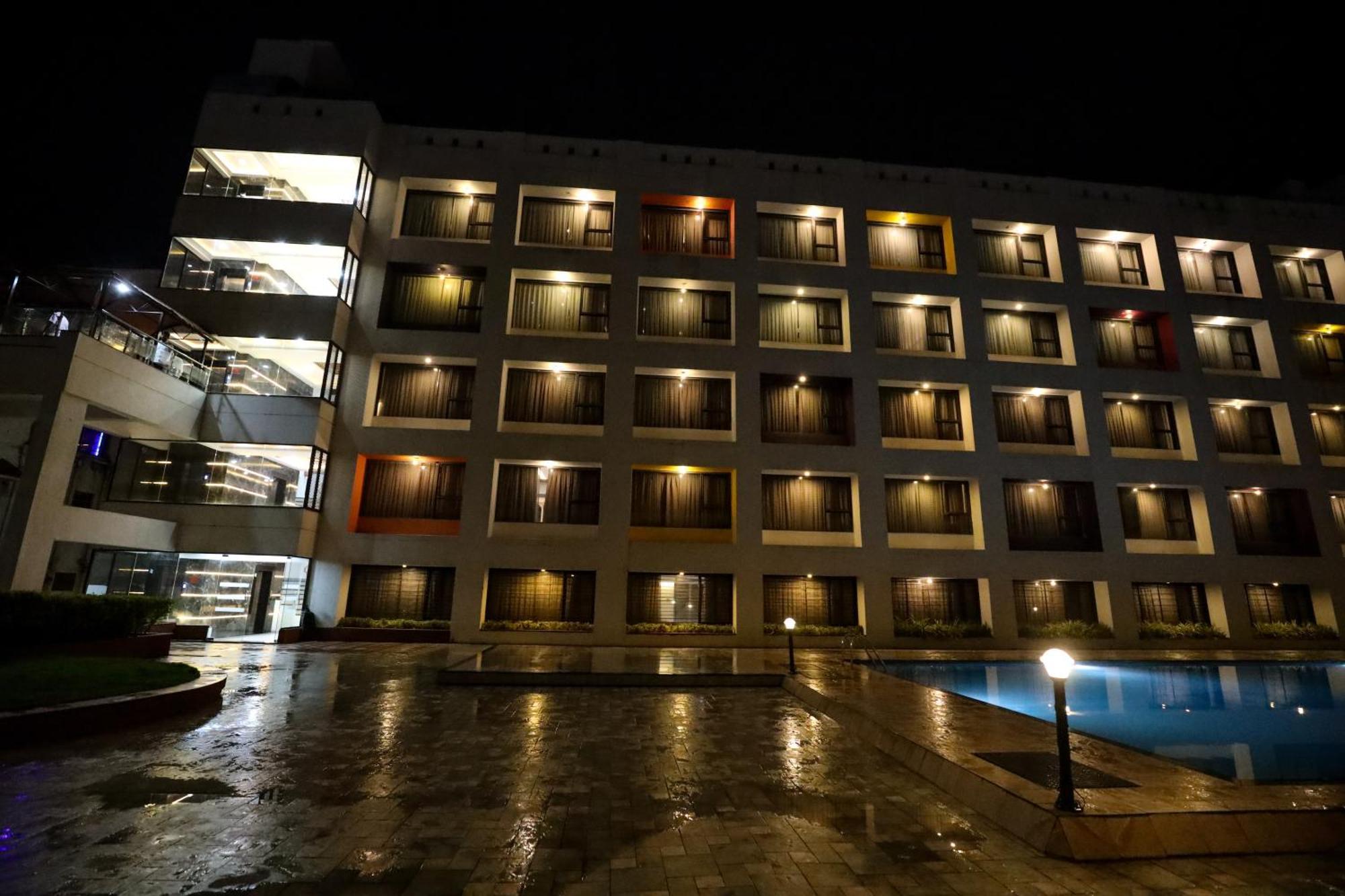Hotel Atithi, Aurangabad Buitenkant foto