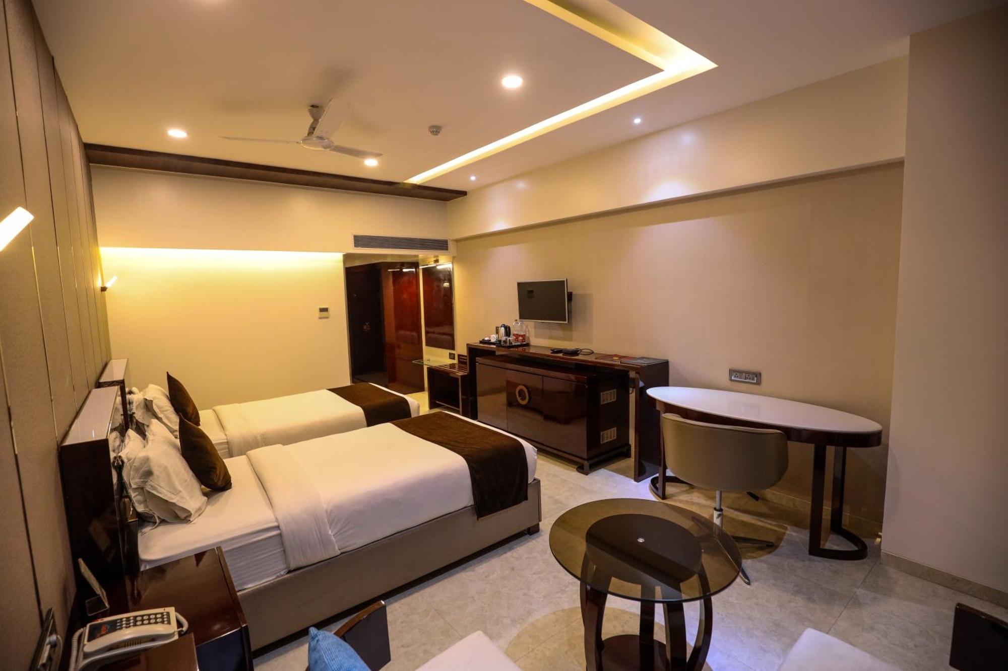 Hotel Atithi, Aurangabad Buitenkant foto